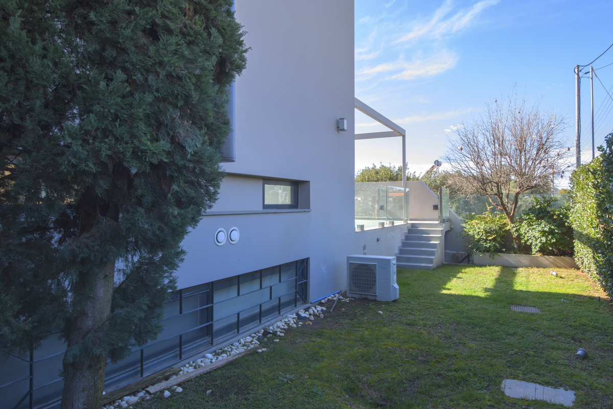 Poll House, Vari | LX